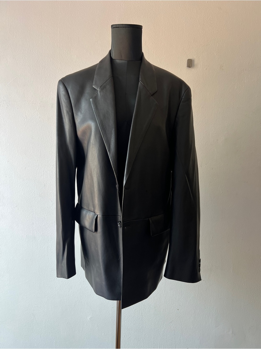 Zara man mens Black faux Leather Blazer
Size: M 40 single breasted